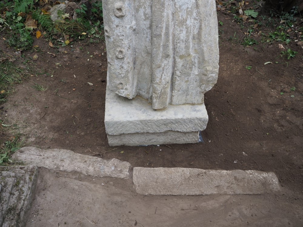 Fragment figury św. Piotra z Alkantary na cmentarzu Bazyliańskim w Krzemieńcu