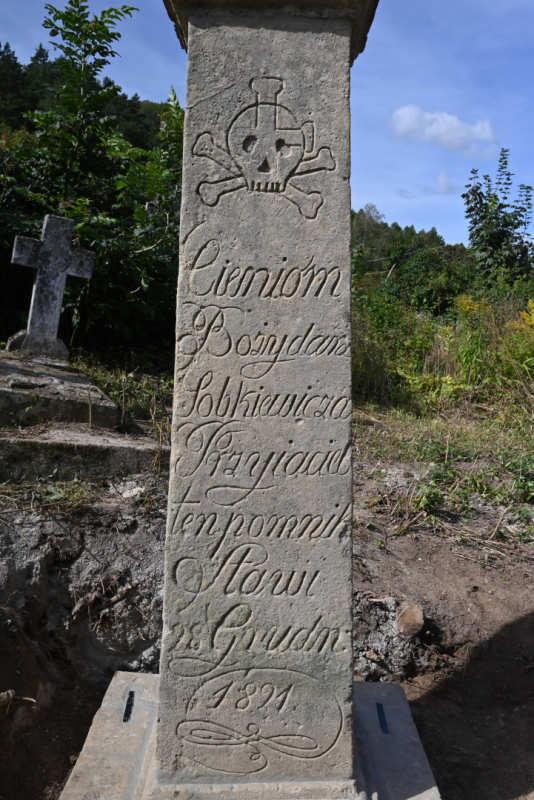Inskrypcja nagrobka Bożydara Sobkiewicza na cmentarzu Bazyliańskim w Krzemieńcu