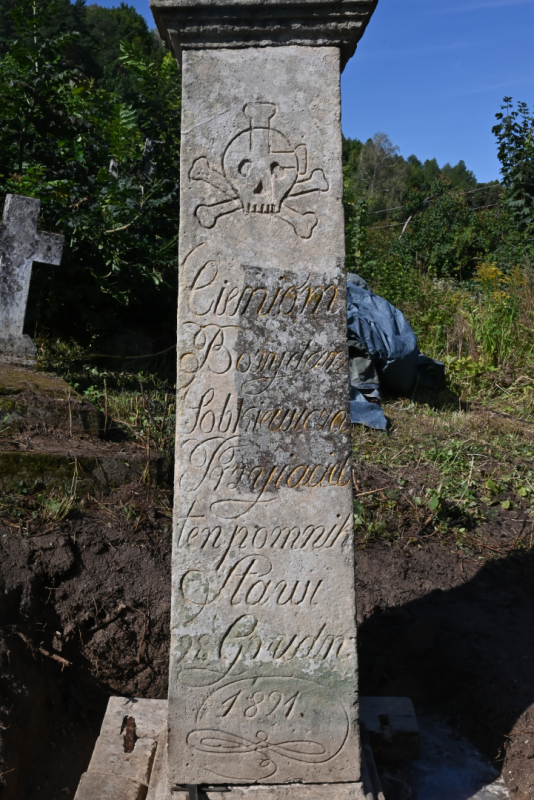 Lico obelisku nagrobka Bożydara Sobkiewicza na cmentarzu Bazyliańskim w Krzemieńcu