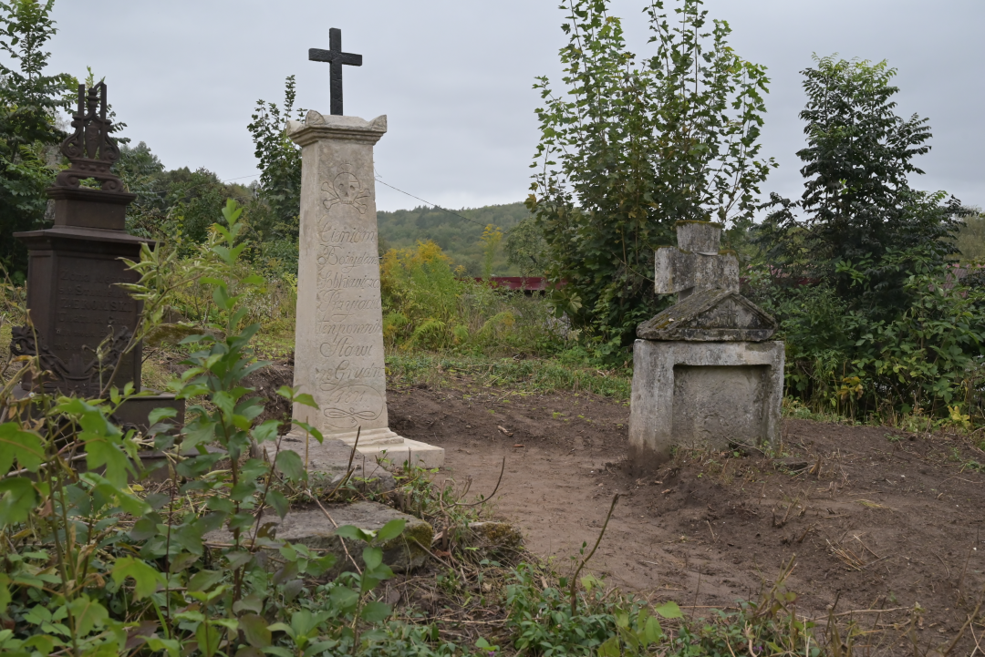 Nagrobek Bożydara Sobkiewicza na cmentarzu Bazyliańskim w Krzemieńcu