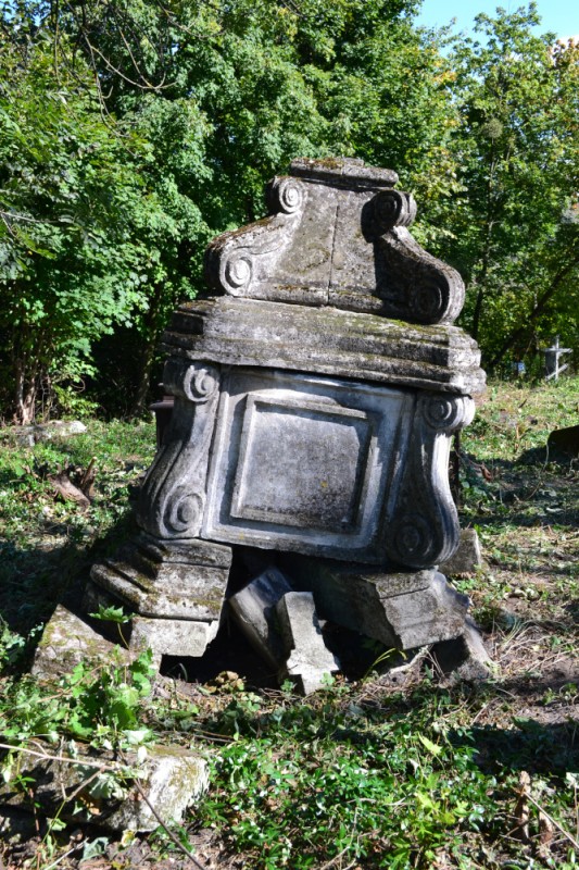 Nagrobek na cmentarzu Bazyliańskim w Krzemieńcu
