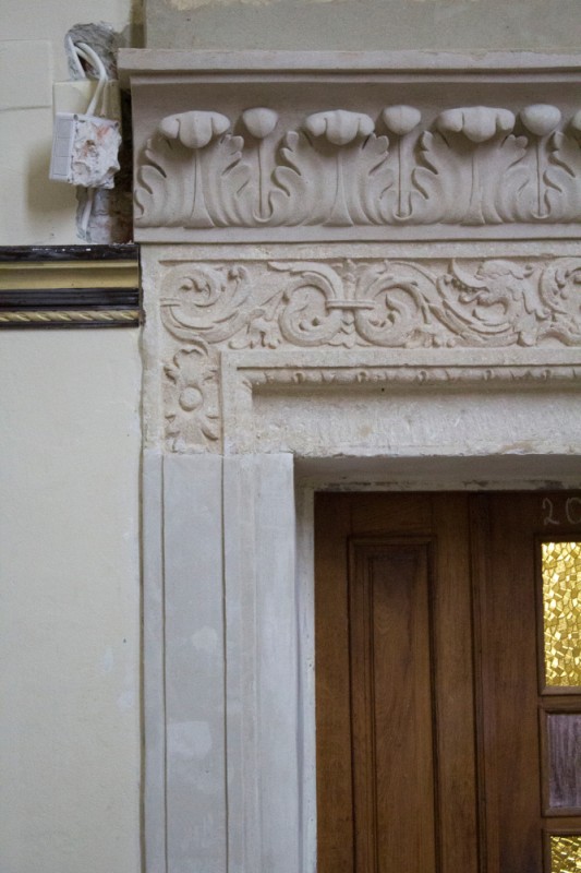 Portal wejścia do zakrystii kościoła parafialnego p. w. śś. Piotra i Pawła w Brzeżanach po konserwacji, 2018