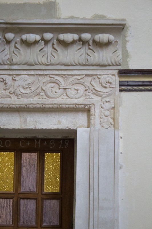 Portal wejścia do zakrystii kościoła parafialnego p. w. śś. Piotra i Pawła w Brzeżanach po konserwacji, 2018