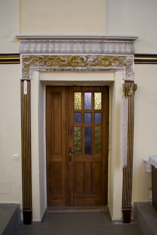 Portal wejścia do zakrystii kościoła parafialnego p. w. śś. Piotra i Pawła w Brzeżanach przed konserwacją,