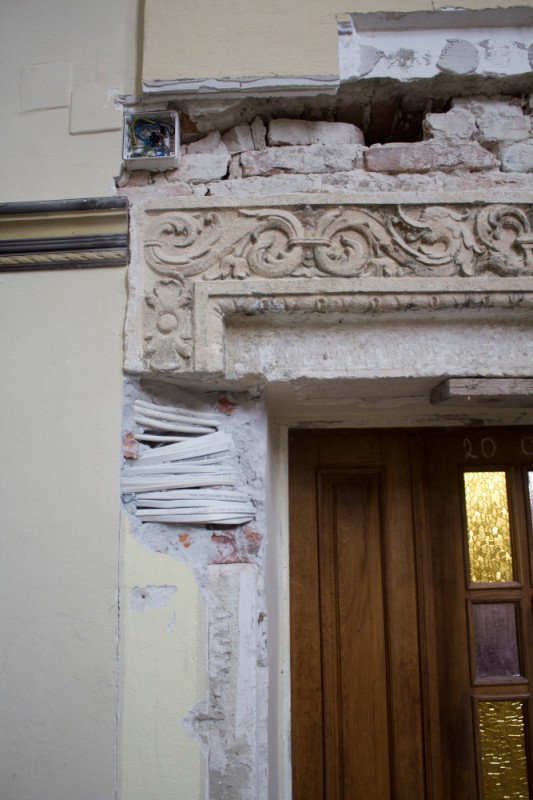 Portal wejścia do zakrystii kościoła parafialnego p. w. śś. Piotra i Pawła w Brzeżanach w trakcie konserwacji, 2018