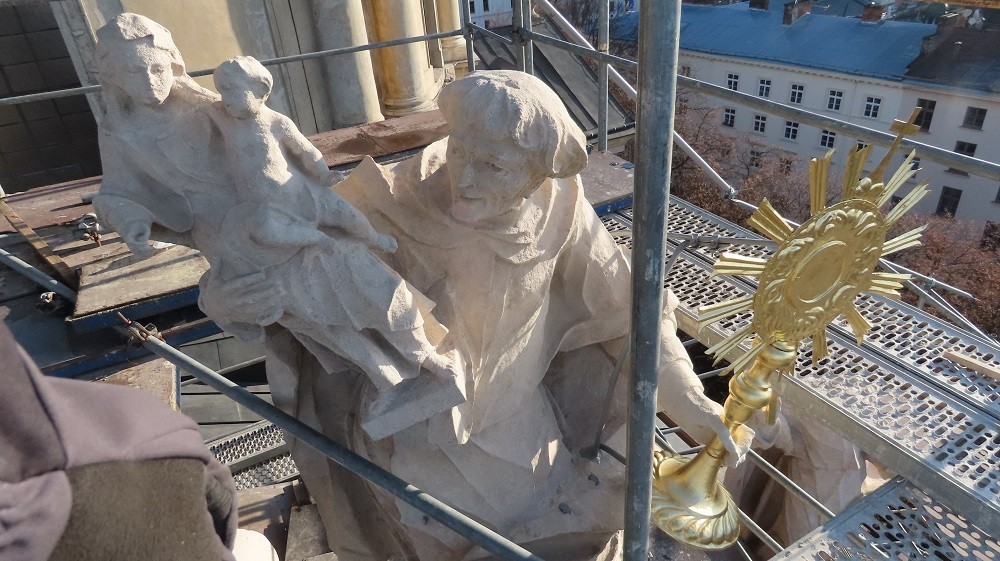 Figura św. Jacka z fasady kościoła Bożego Ciała (dominikanów) we Lwowie, po konserwacji