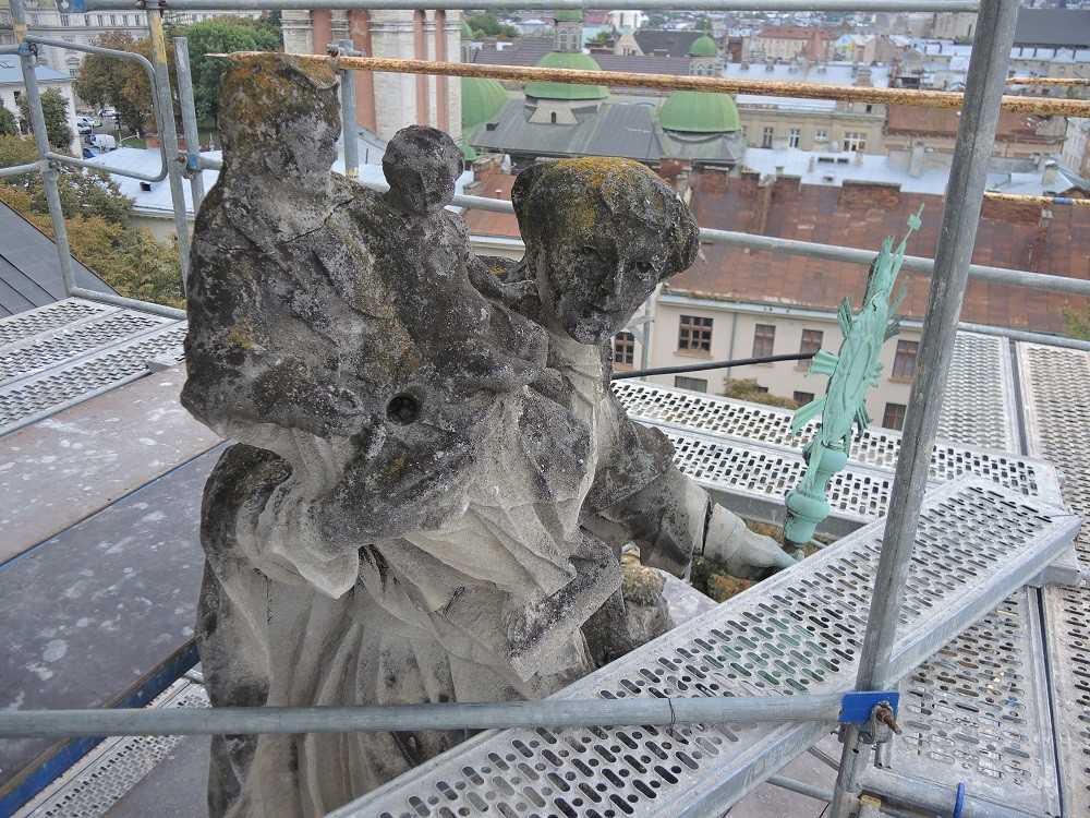 Figura św. Jacka z fasady kościoła Bożego Ciała (dominikanów) we Lwowie, przed konserwacją
