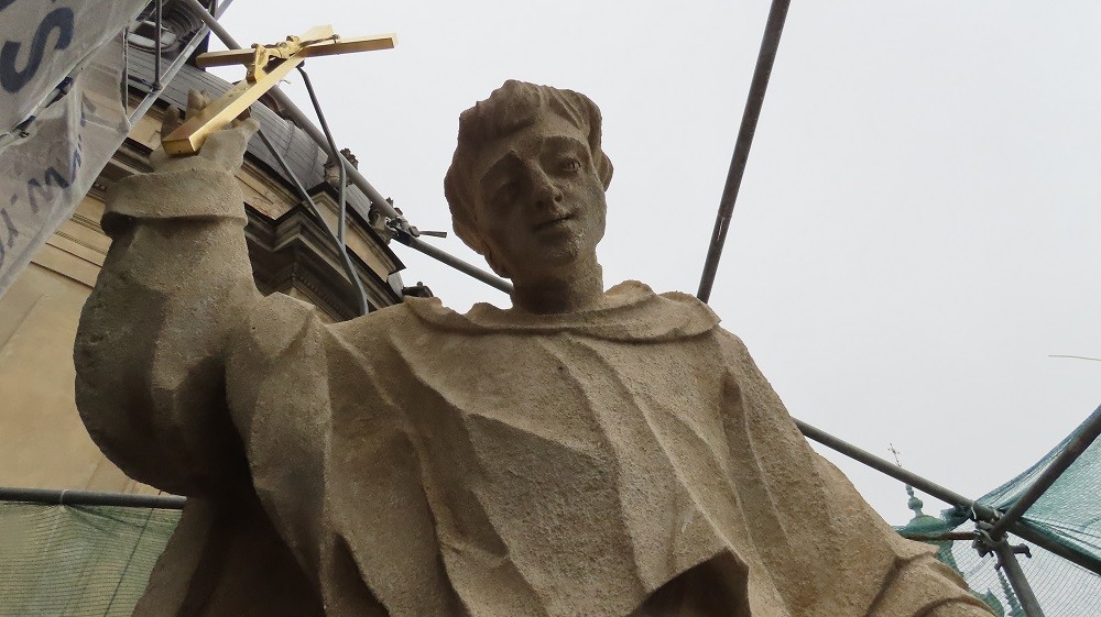 Figura św. Wincentego z fasady kościoła Bożego Ciała (dominikanów) we Lwowie, po konserwacji