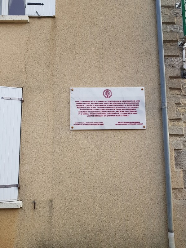 Memorial plaque dedicated to Henryk Gierszynski on the villa Mon Repos in Ouarville, 2020