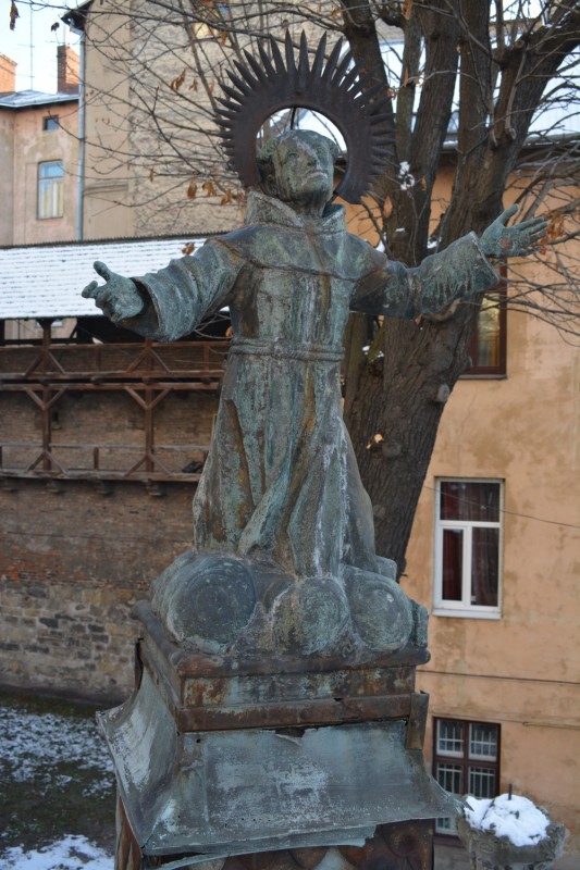 Figura św. Jana z Dukli na kopule, stan przed pracami konserwatorskimi