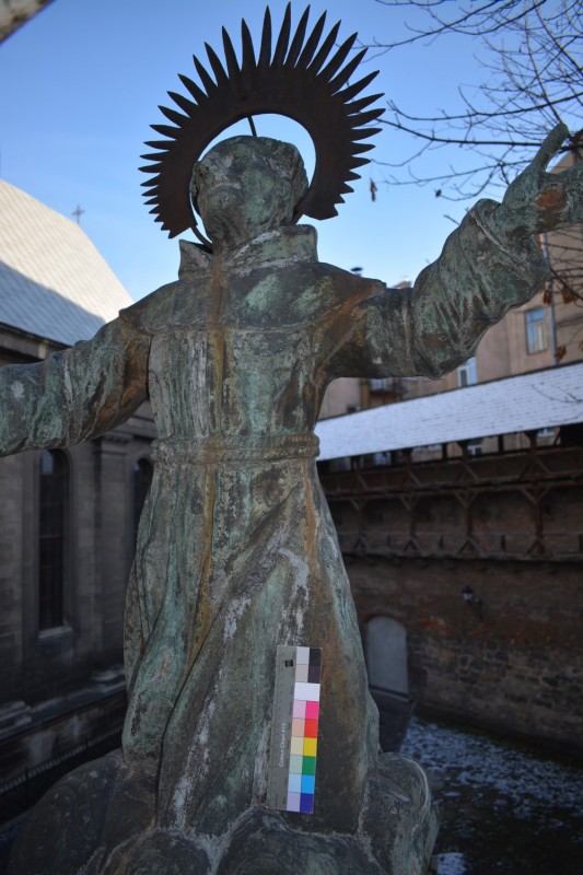 Figura św. Jana z Dukli na kopule, stan przed pracami konserwatorskimi