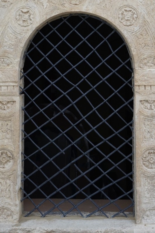 Fotografia przedstawiająca Kraty w renesansowym portalu w kościele pw. Narodzenia NMP w Stryju, prace konserwatorskie