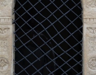 Okno renesansowego portalu z odrestaurowanymi kratami żelaznymi w kościele pw. Narodzenia NMP w Stryju, z dekoracyjnymi rzeźbieniami w kamieniu.