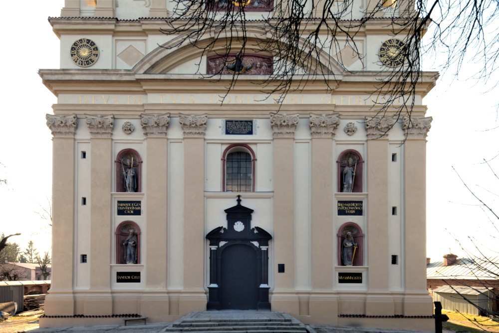 Fragment fasady kolegiaty Świętej Trójcy po renowacji, Ołyka, 2020
