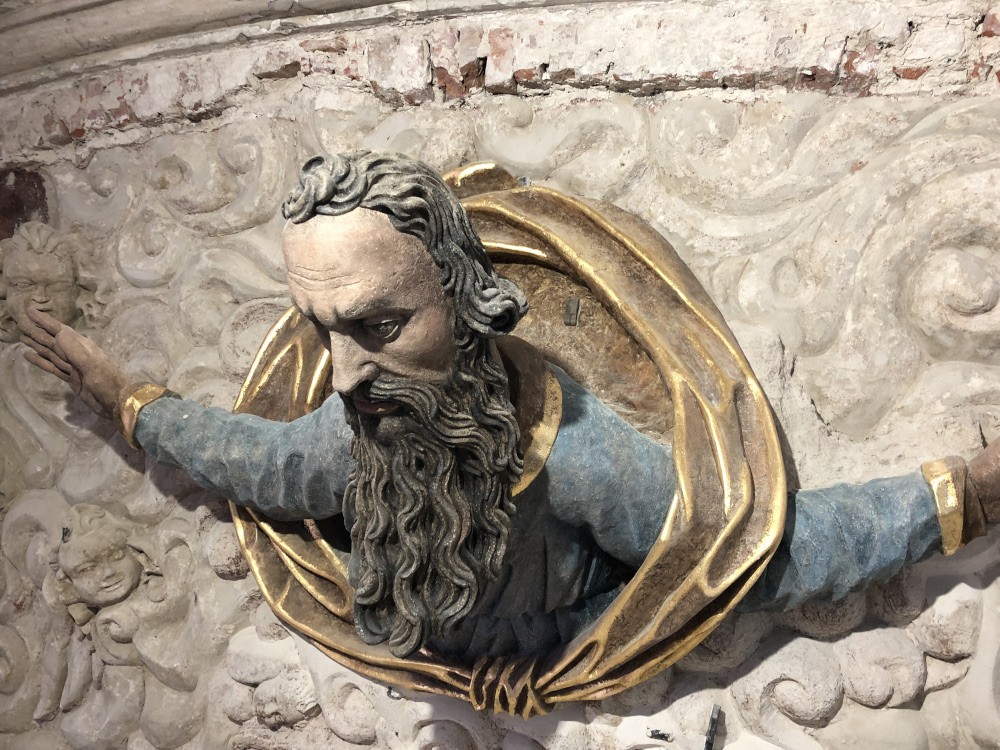 Rzeźba z kolegiaty Świętej Trójcy po renowacji, Ołyka, 2020