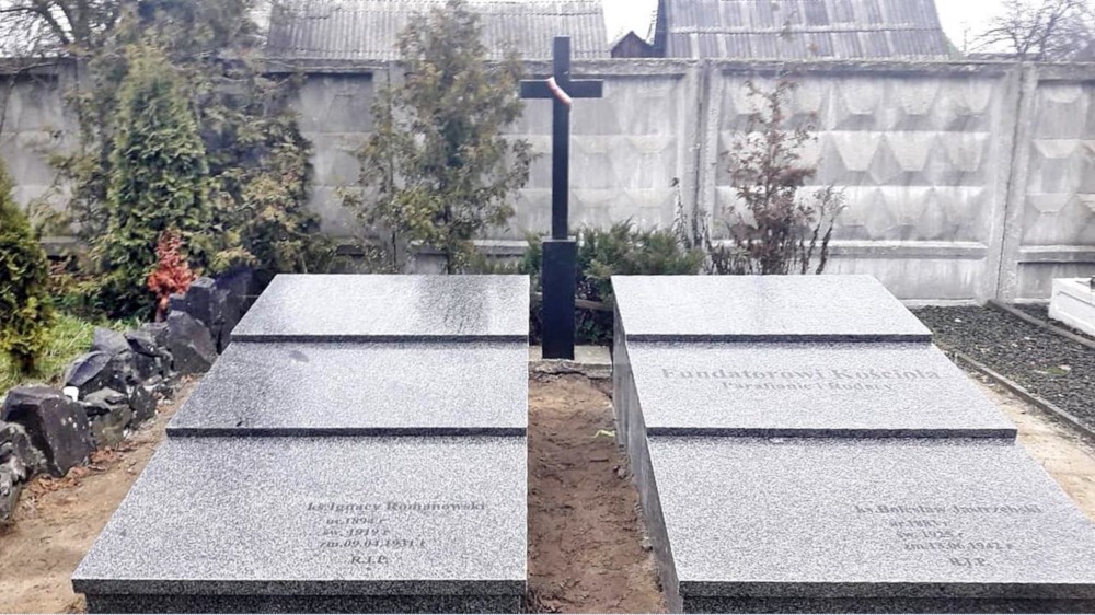 Dwa pomniki nagrobne proboszczów po renowacji, Maniewicze, 2019