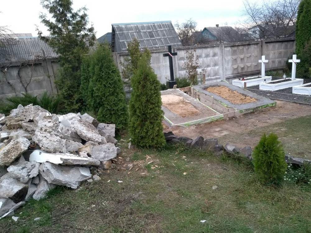 Dwa pomniki nagrobne proboszczów w trakcie renowacji, Maniewicze, 2019