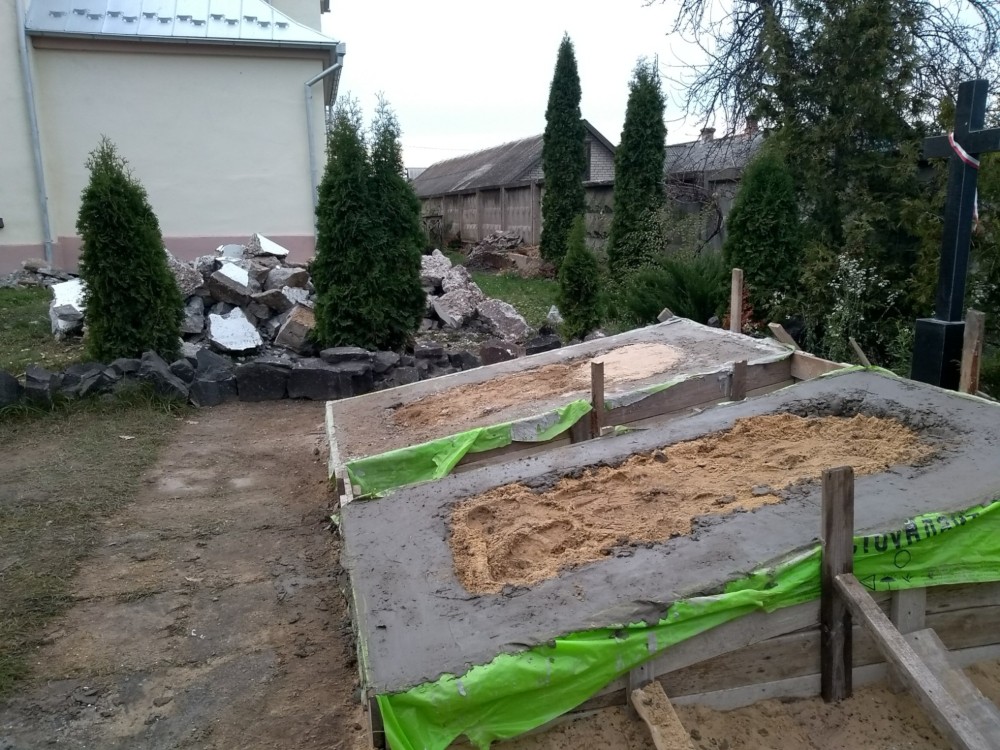 Dwa pomników nagrobne proboszczów w trakcie renowacji, Maniewicze, 2019