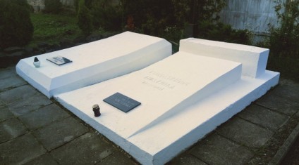 Dwa pomniki nagrobne proboszczów przed renowacją, Maniewicze, 2019