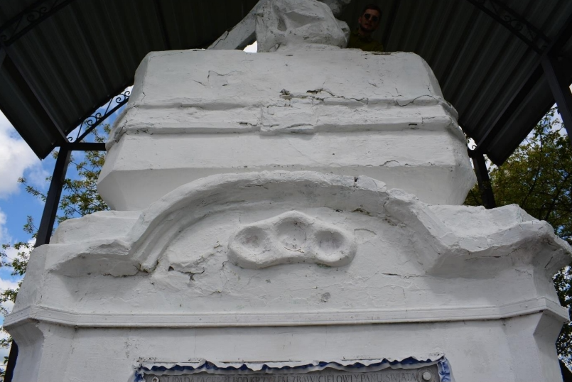 Photo montrant Statue of Lord Jesus of Boromel, restoration work