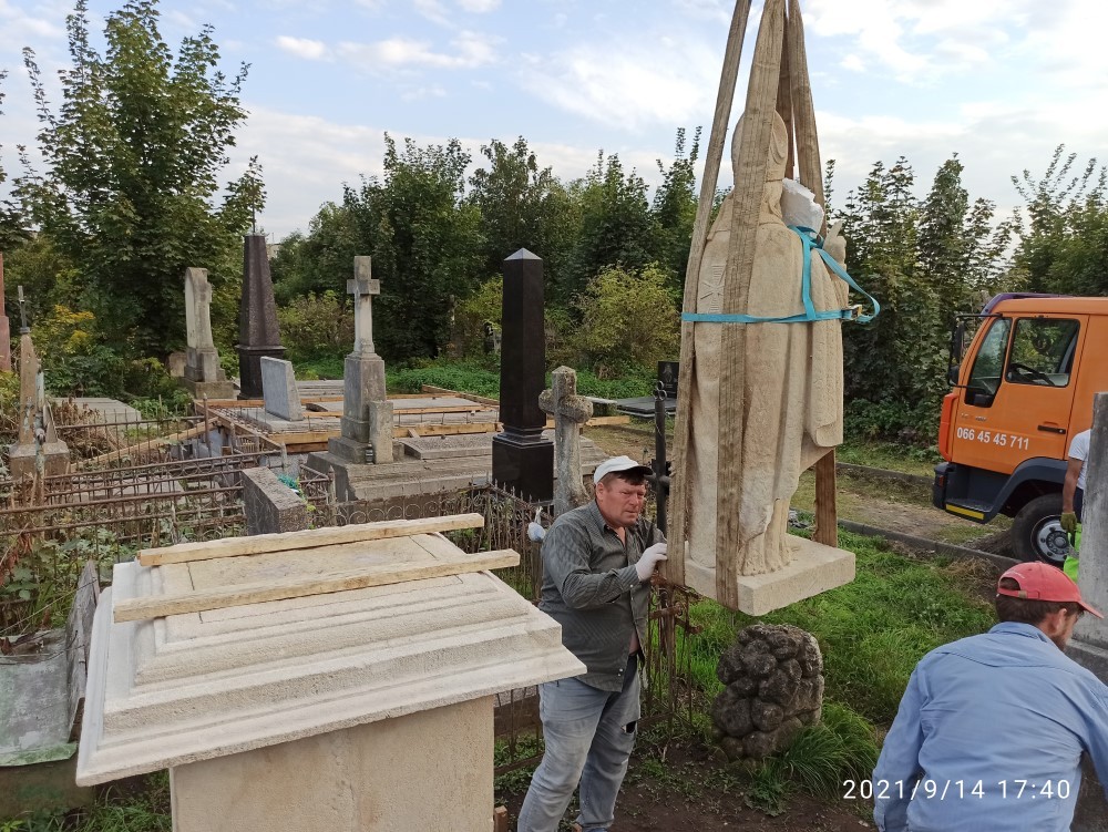 Tombstone of Grzegorz Zadurowicz - undergoing conservation work