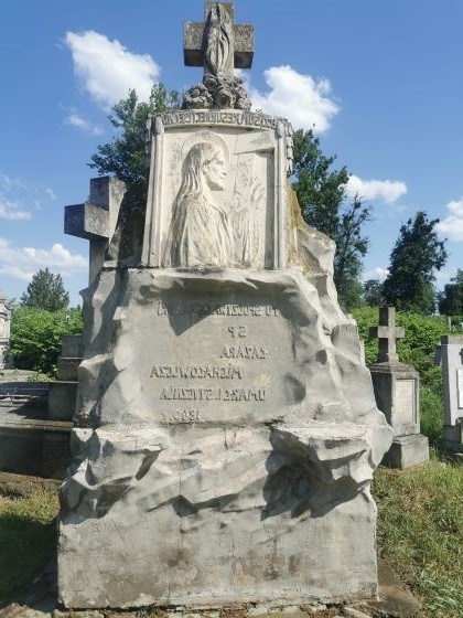 Fotografia przedstawiająca Wybrane nagrobki na cmentarzu komunalnym w Czerniowcach, prace konserwatorskie