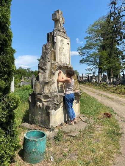 Fotografia przedstawiająca Wybrane nagrobki na cmentarzu komunalnym w Czerniowcach, prace konserwatorskie