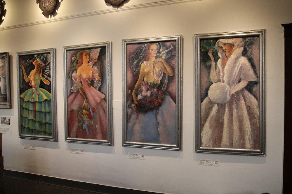 Fotografia przedstawiająca Paintings at the Polish Museum in Chicago, conservation work