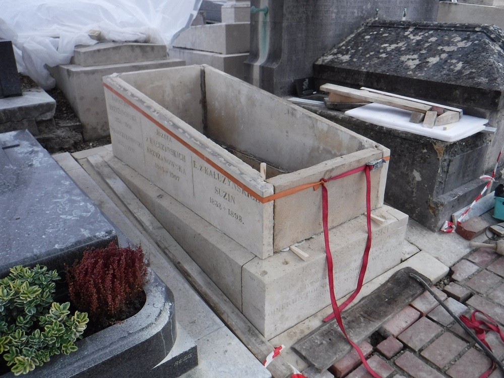 Les Champeaux cemetery in Montmorency, restoration work