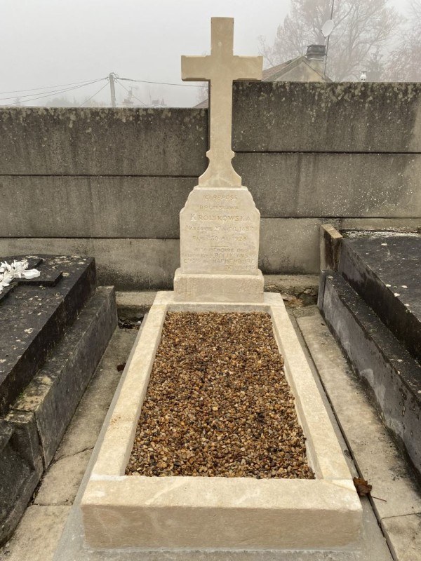 Nagrobek Bronisławy Królikowskiej z cmentarza Les Champeaux w Montmorency, stan po pracach konserwatorskich