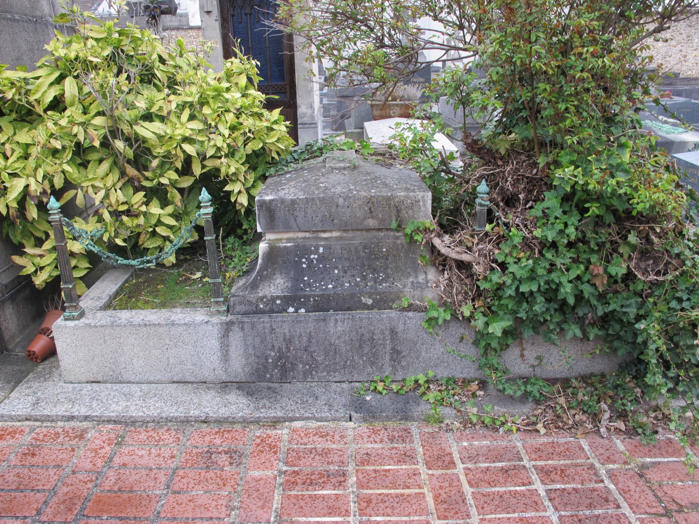 Tombstone of Helena and Alfred Paderewski from Les Champeaux cemetery in Montmorency, before restoration work