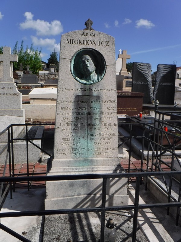 Nagrobek Mickiewiczów z cmentarza Les Champeaux w Montmorency, stan przed pracami konserwatorskimi