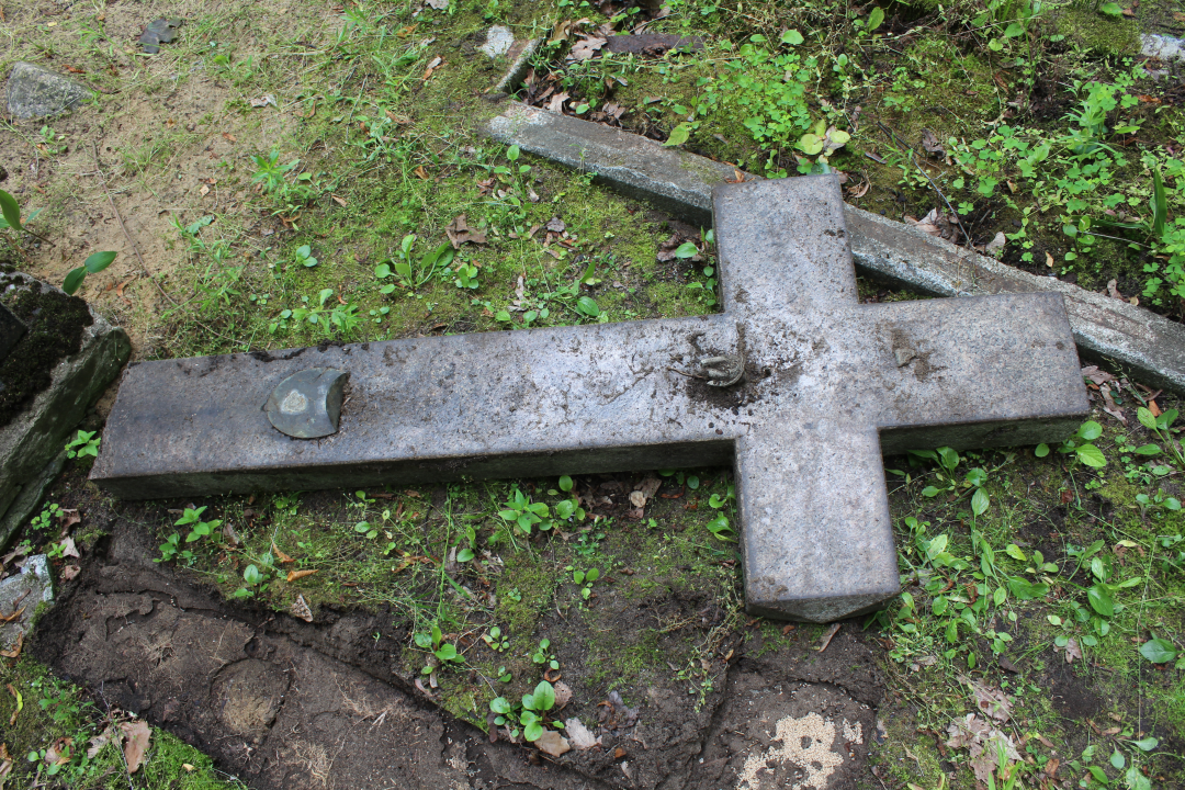 Krzyż z nagrobka J. Trochimowicz na cmentarzu św. Michała w Rydze, prace konserwatorskie