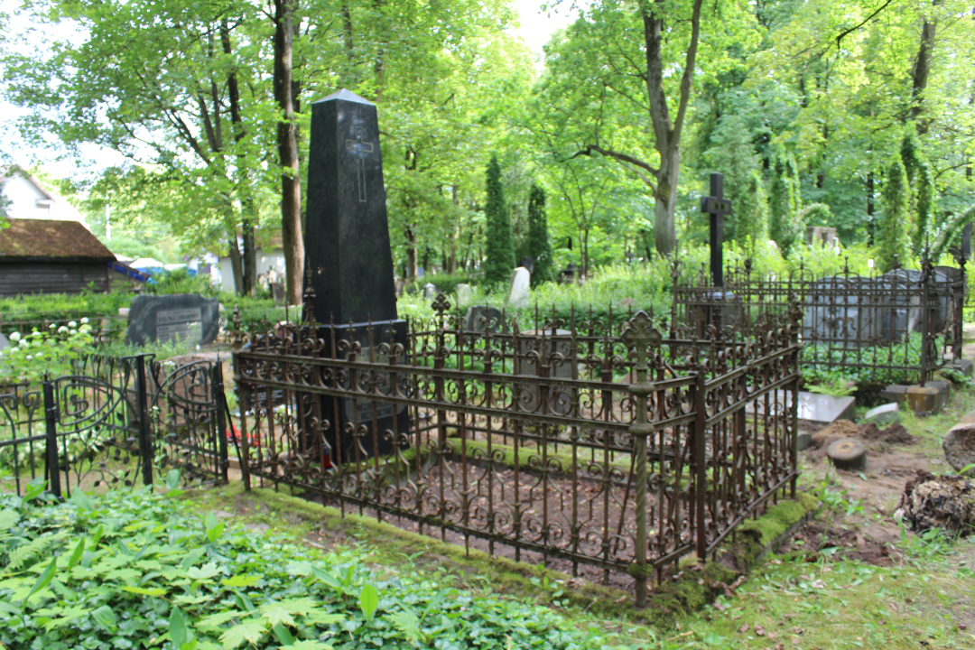 Nagrobek G. Kurzenieckiego przed konserwacją na cmentarzu św. Michała w Rydze, stan przed pracami konserwatorskimi