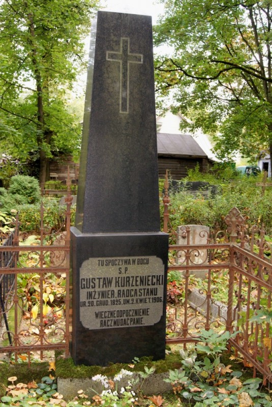 Nagrobek Gustawa Kurzenieckiego przed konserwacją na cmentarzu św. Michała w Rydze, stan przed pracami konserwatorskimi