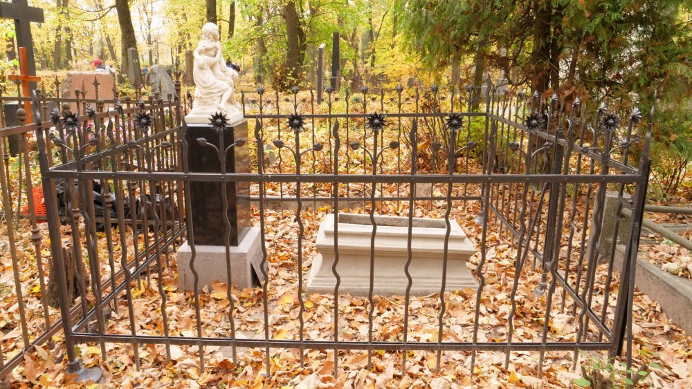The tombstone of Koty and Lala Szyksznis at St. Michael's Cemetery in Riga, state after restoration works