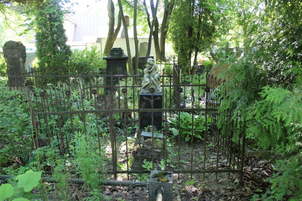 Nagrobek Koci i Lali Szyksznisówien na cmentarzu św. Michała w Rydze, stan przed pracami konserwatorskimi
