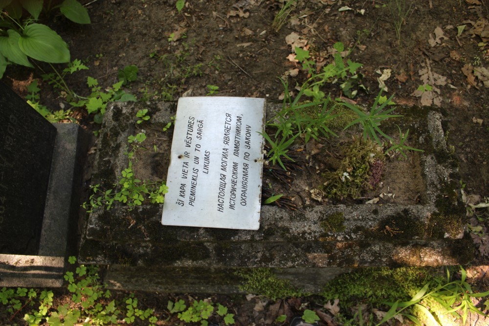 Nagrobek Koci i Lali Szyksznisówien na cmentarzu św. Michała w Rydze, stan przed pracami konserwatorskimi