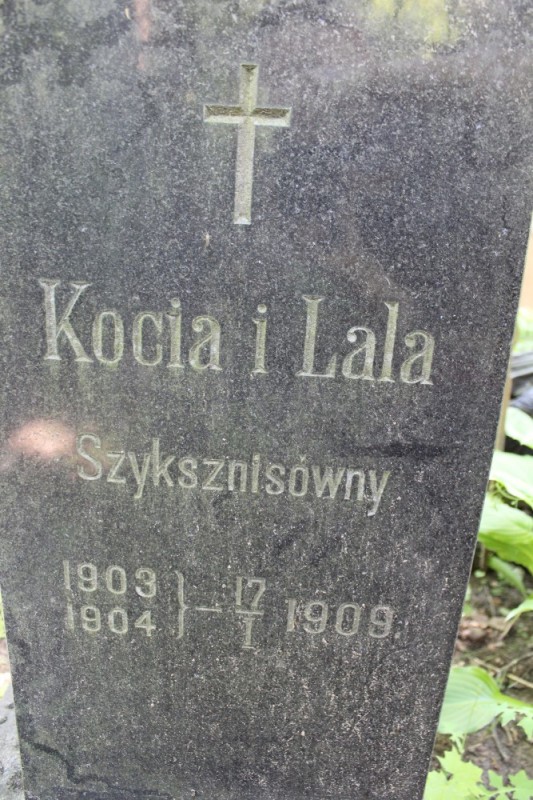 The tombstone of Koty and Lala Szyksznis at St. Michael's Cemetery in Riga, condition before restoration works