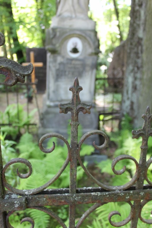 Tombstone of Wanda and Konstanty Czerwiński in St. Michael's Cemetery in Riga, condition before restoration works