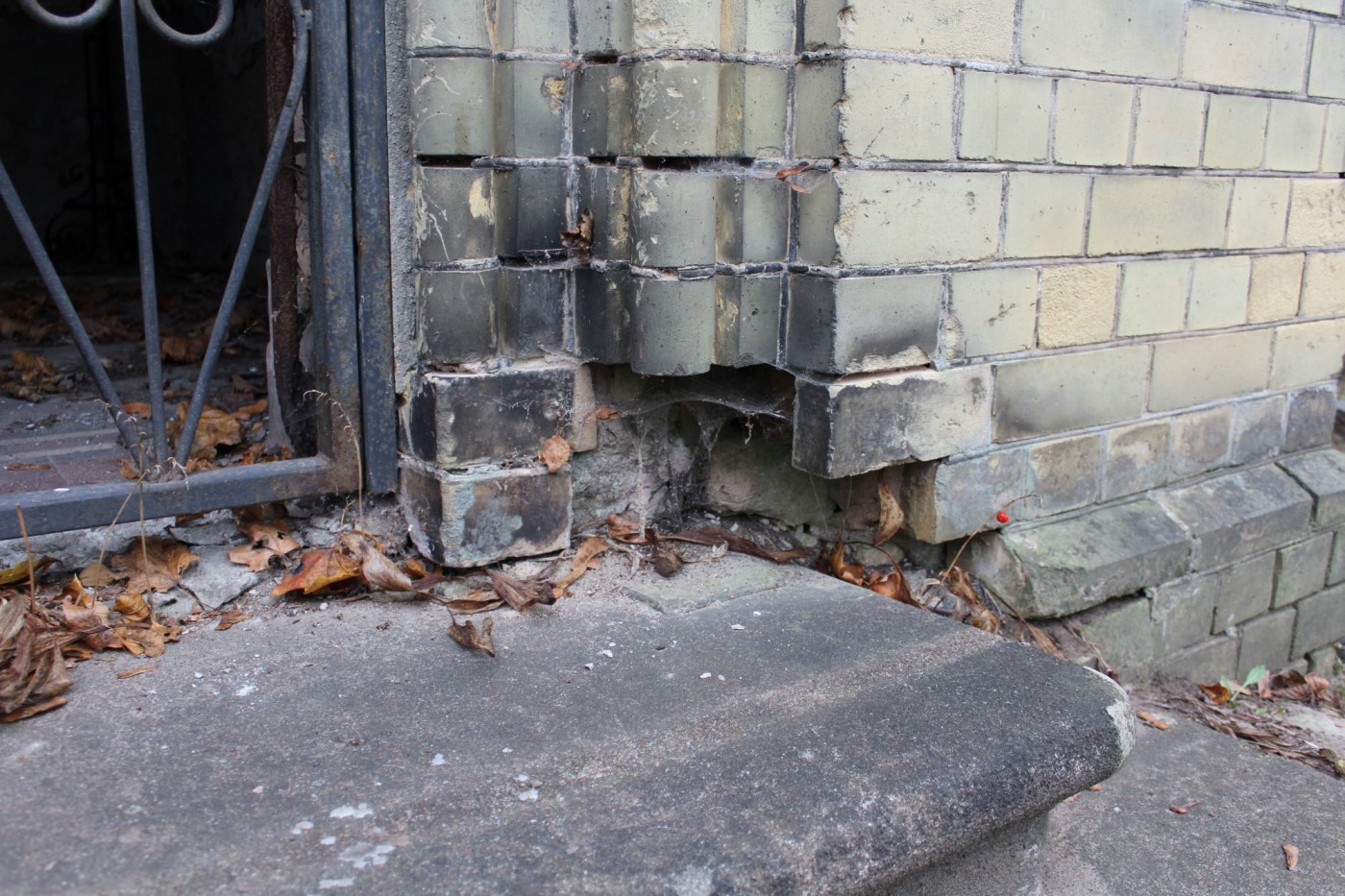 Photo montrant St Michael\'s cemetery, conservation work
