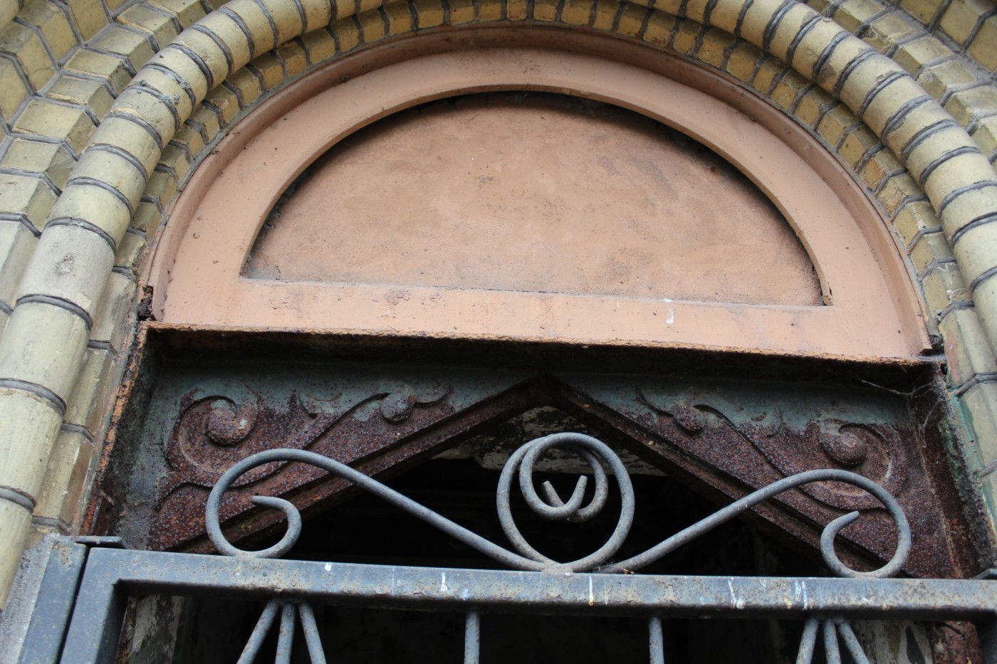 Photo montrant St Michael\'s cemetery, conservation work