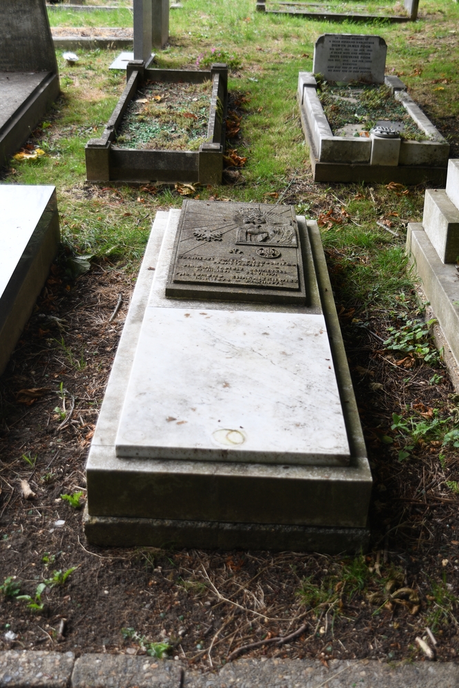 Nagrobek Edmunda Charszkiewicza i Tadeusza Schaetzel de Merzhausen vel Schätzel South, Ealing Cemetery, Londyn