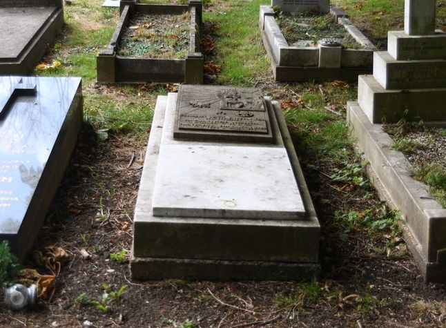 Nagrobek Edmunda Charszkiewicza i Tadeusza Schaetzel de Merzhausen vel Schätzel South, Ealing Cemetery, Londyn