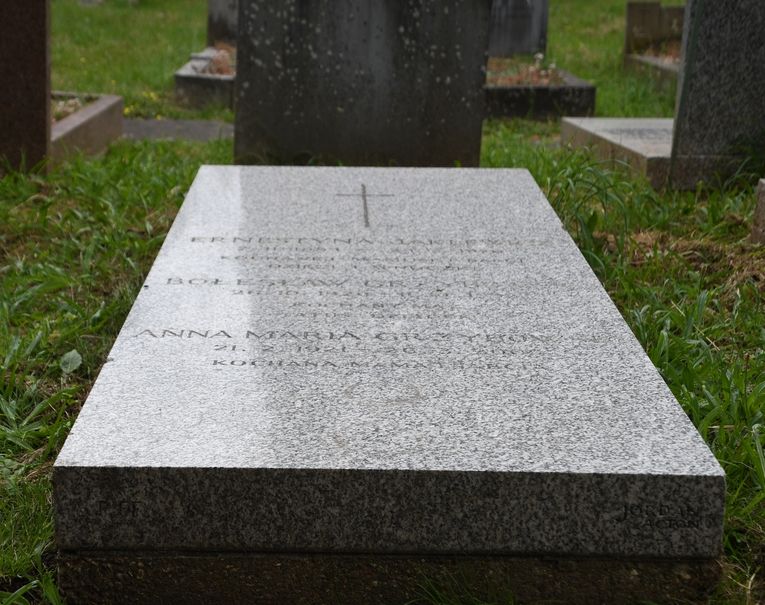 Nagrobek Ernestyny Jaklewicz, Anny Grzybowskiej, Bolesława Grzybowskiego, South Ealing Cemetery, Londyn