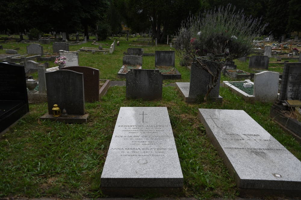 Nagrobek Ernestyny Jaklewicz, Anny Grzybowskiej, Bolesława Grzybowskiego, South Ealing Cemetery, Londyn