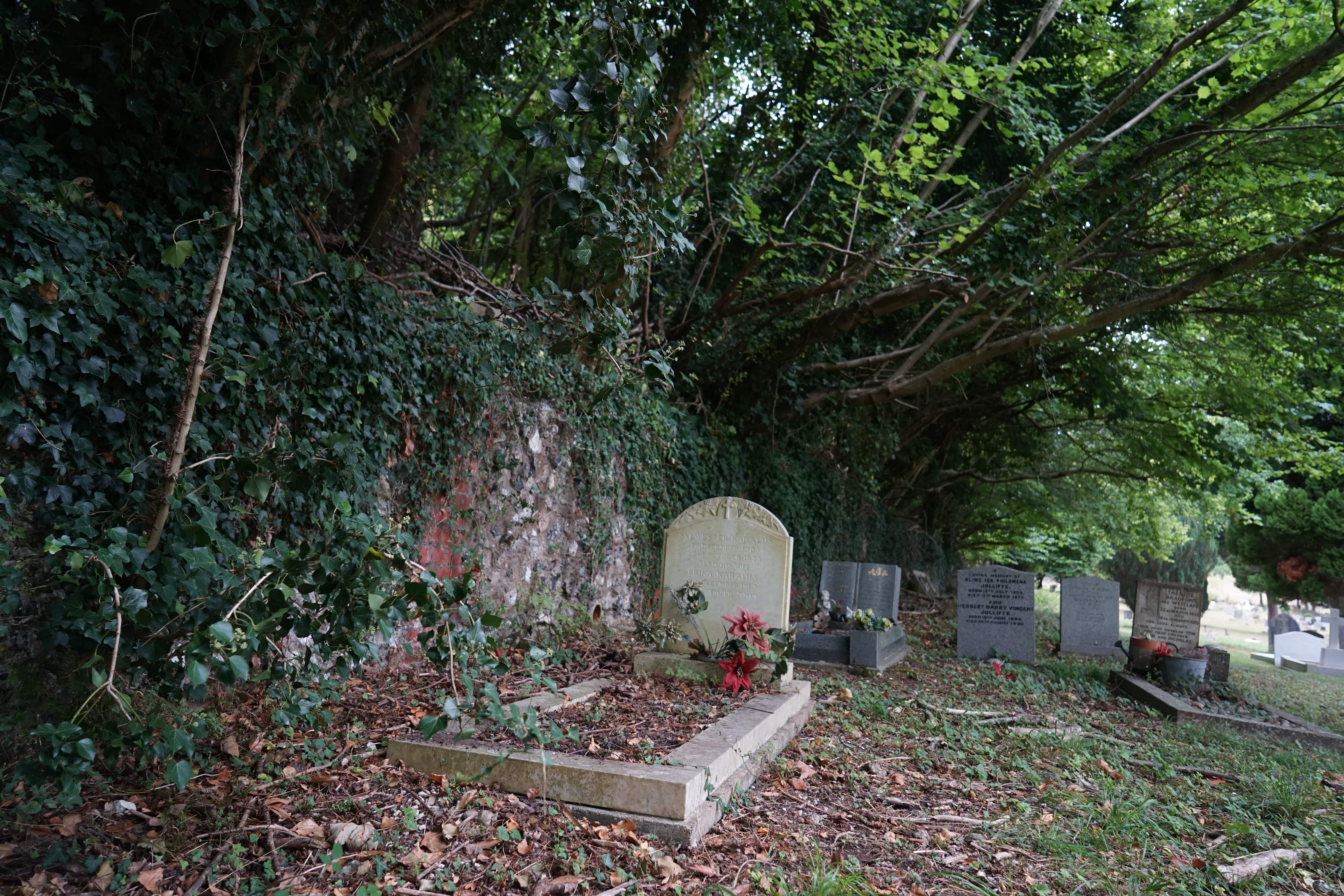 Tombstone of Sylvester and Erika Karalus, Fairmile Cemetery, Henley-on-Thames