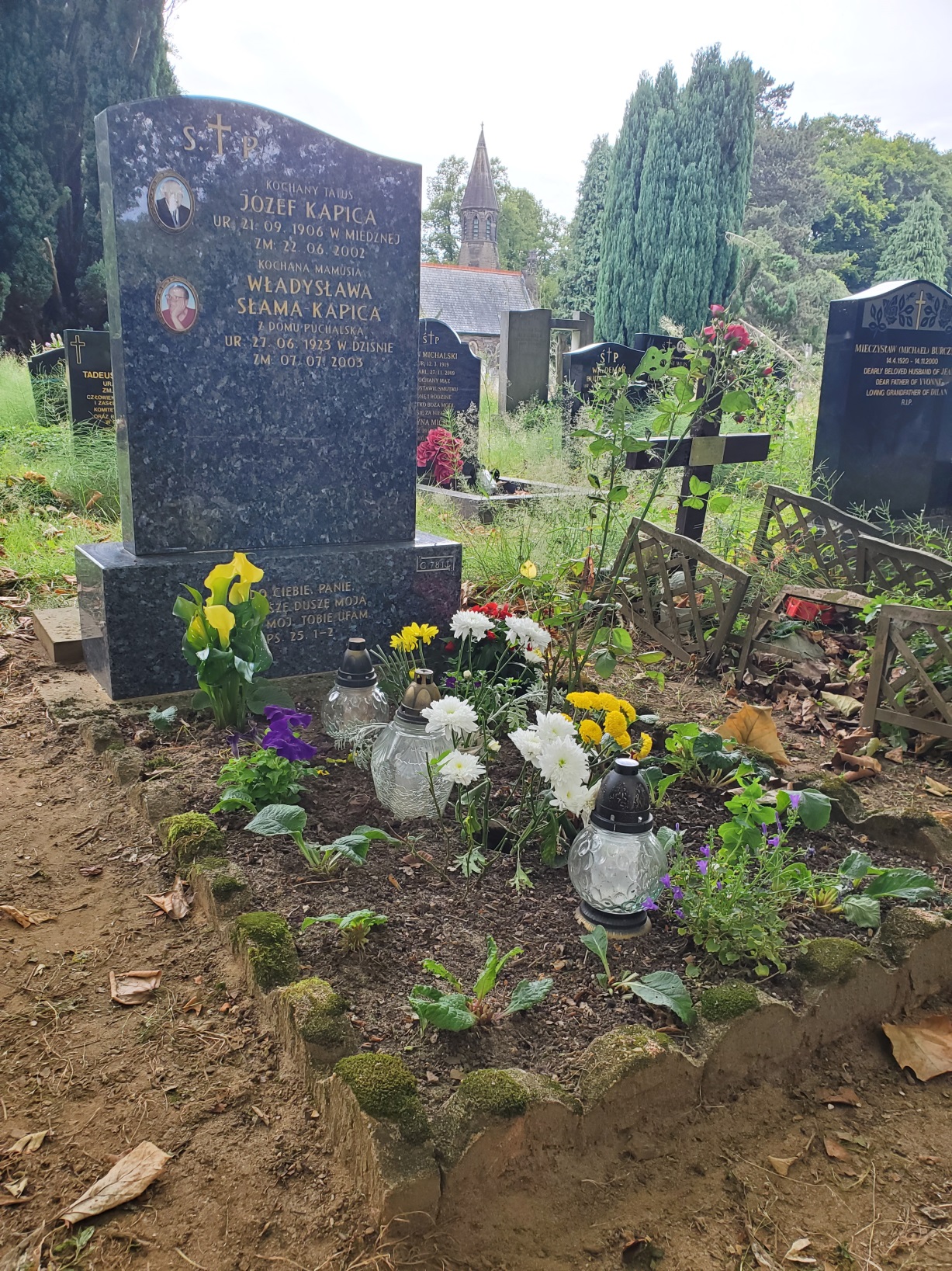 Tombstone of Jozef Kapica and Wladyslawa Slama-Kapica, Southern cement worker, Manchester