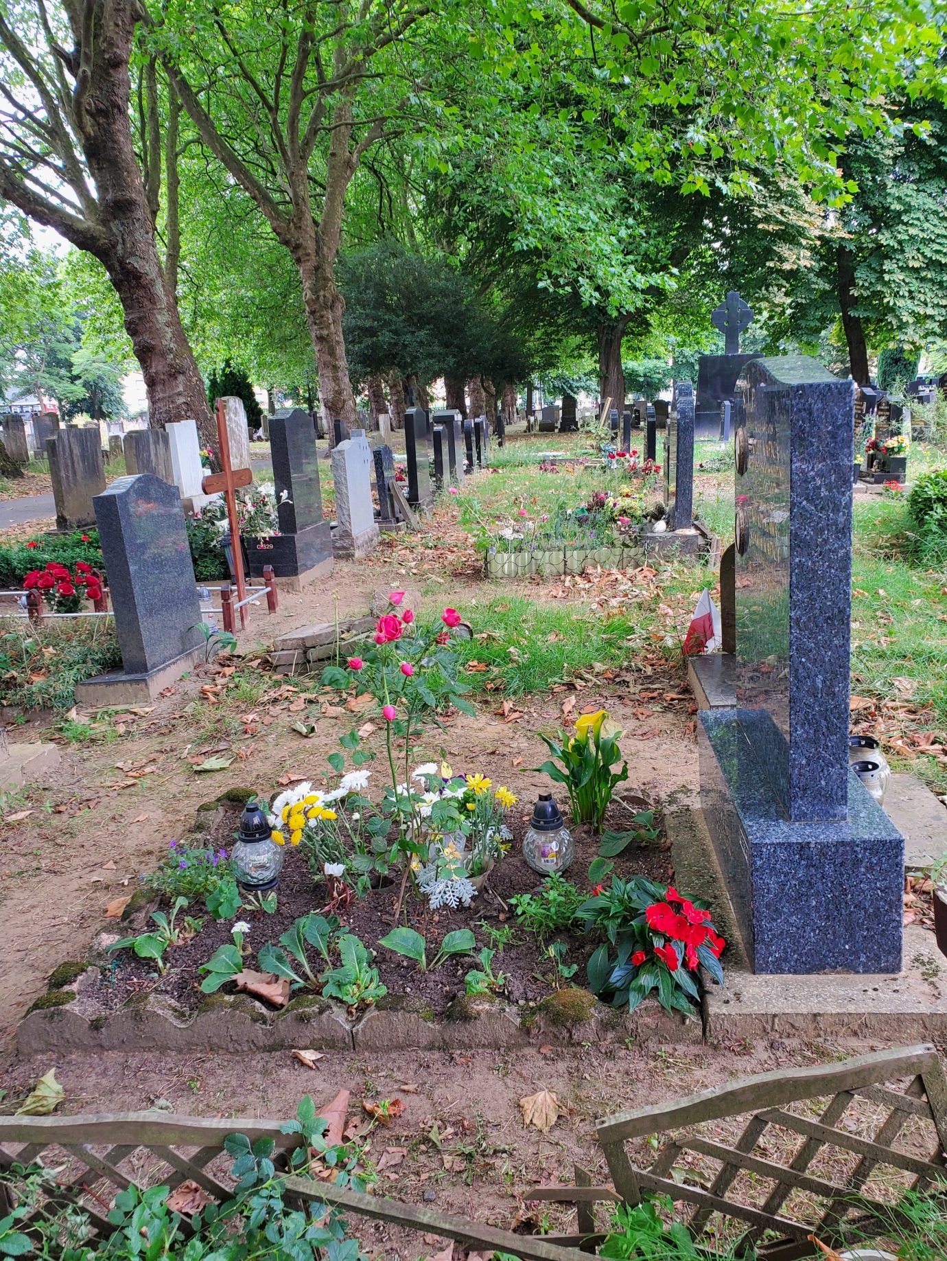 Tombstone of Jozef Kapica and Wladyslawa Slama-Kapica, Southern cement worker, Manchester