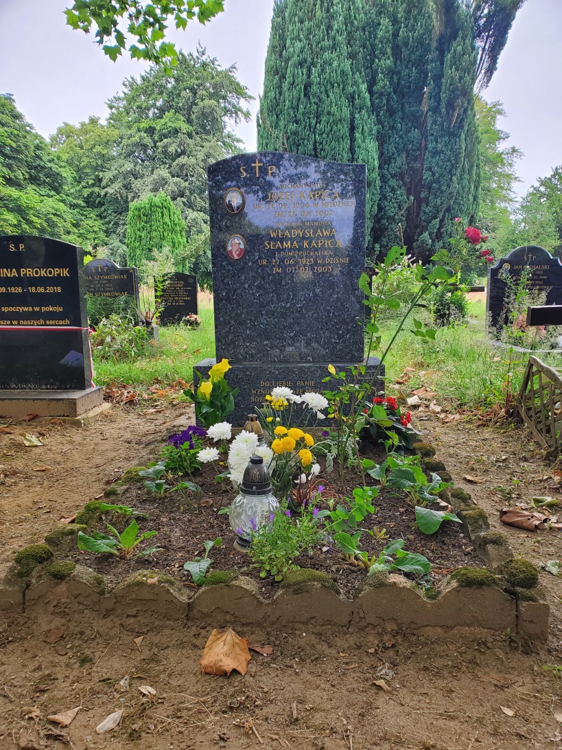 Tombstone of Jozef Kapica and Wladyslawa Slama-Kapica, Southern cement worker, Manchester